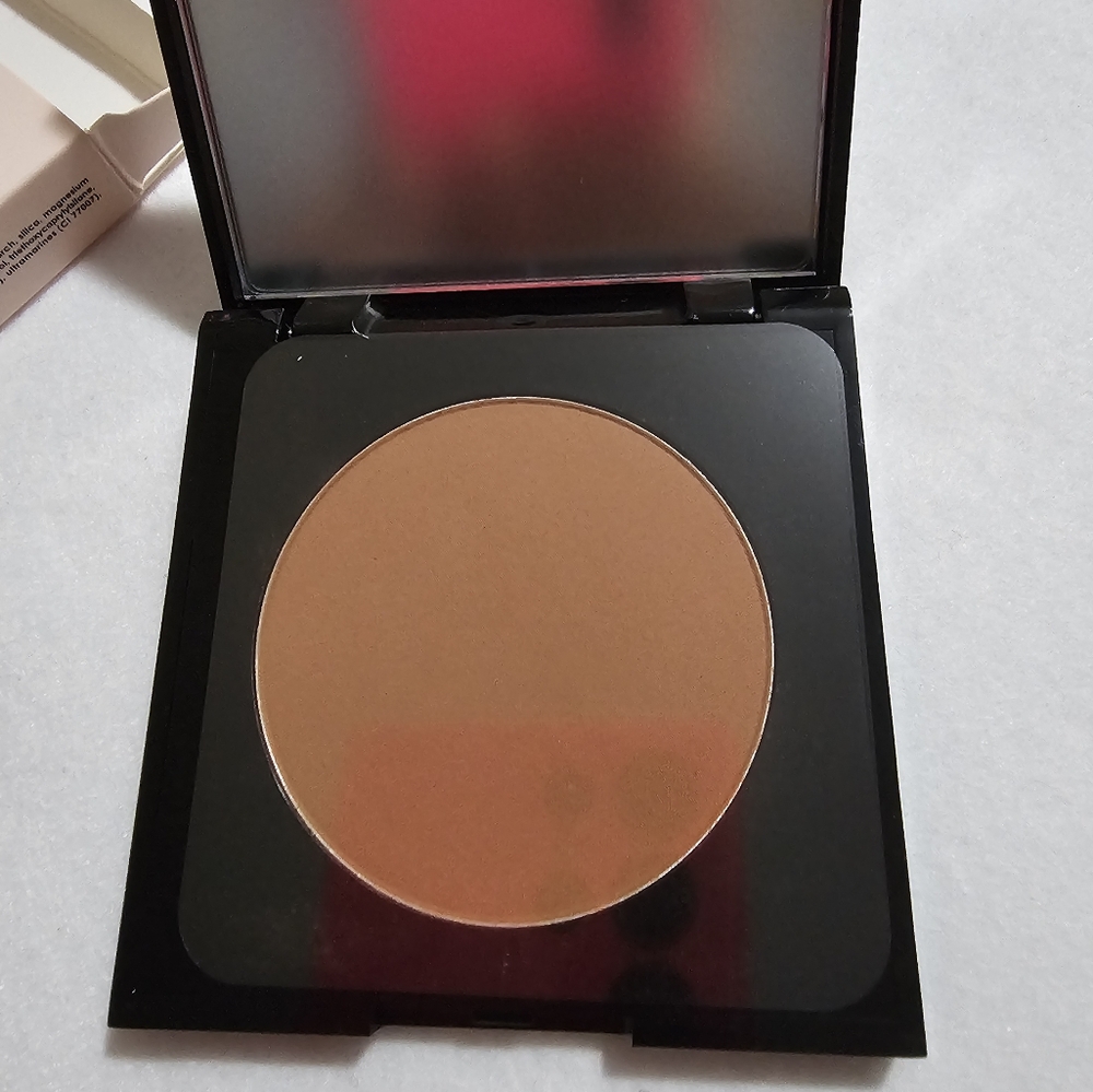Powder Bronzer - Picture 2 of 4